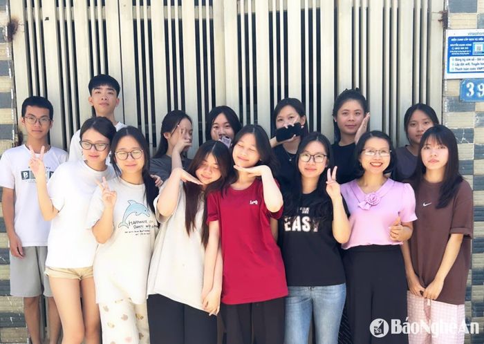 Cô giáo Nguyễn Thủy và các học sinh Trường THPT Phạm Hồng Thái (Hưng Nguyên). Ảnh: NTCC