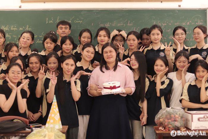 Buổi học cuối cùng của cô và trò lớp 12D2 - Trường THPT Quỳnh Lưu 2. Ảnh: NTCC