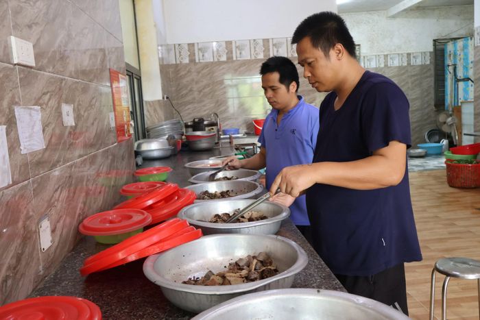 Người bệnh tâm thần được tham gia lao động bằng những công việc phù hợp là giải pháp giúp họ sớm tái hòa nhập cộng đồng.