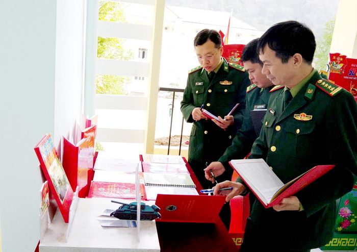 Chỉ huy Phòng Chính trị thẩm tra, chấm các bài dự thi tìm hiểu 50 năm giải phóng miền Nam, thống nhất đất nước.