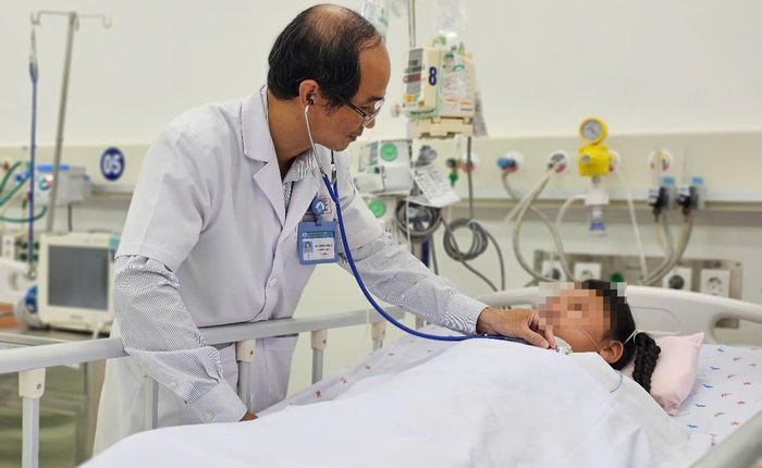  Bác sĩ Quang đang thăm khám cho bệnh nhi sốc sốt xuất huyết nặng. Ảnh: Nguyễn Thuận. 