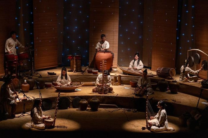 Không gian nghệ thuật giàu biểu tượng của "GOm Show"