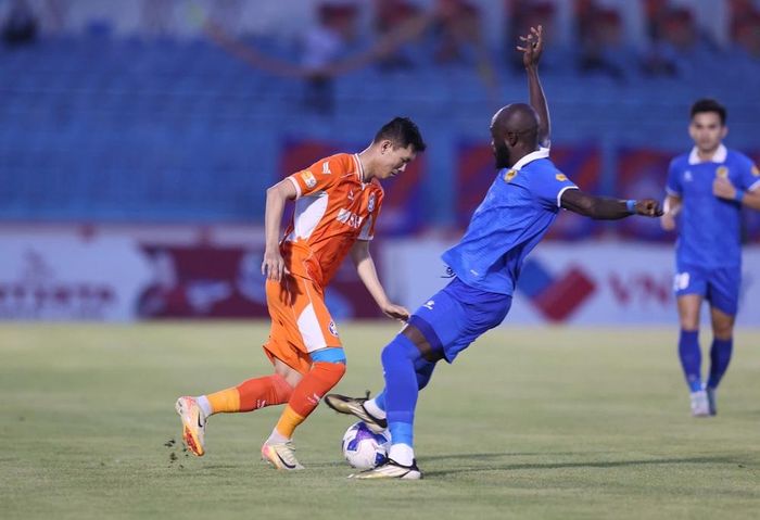 Văn Long đã ghi bàn liên tục từ vòng 23 V-League 2024/25 và nếu tiếp tục ghi bàn trận tới, cầu thủ 29 tuổi có thể sẽ là "người hùng" của SHB Đà Nẵng. Ảnh: VPF