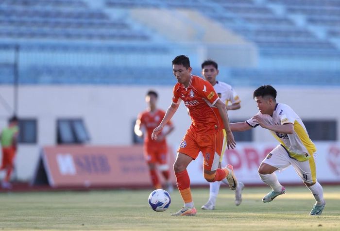 Văn Long ghi bàn ở trận cuối mùa giải gặp SLNA để giúp SHB Đà Nẵng chơi trận play-off. Ảnh: VPF