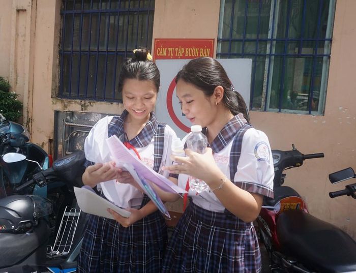Thí sinh tại điểm thi Trường Trung học cơ sở Lê Quý Đôn (thành phố Thủ Đức) hoàn thành bài thi môn Ngữ văn. Ảnh: Thu Hoài - TTXVN