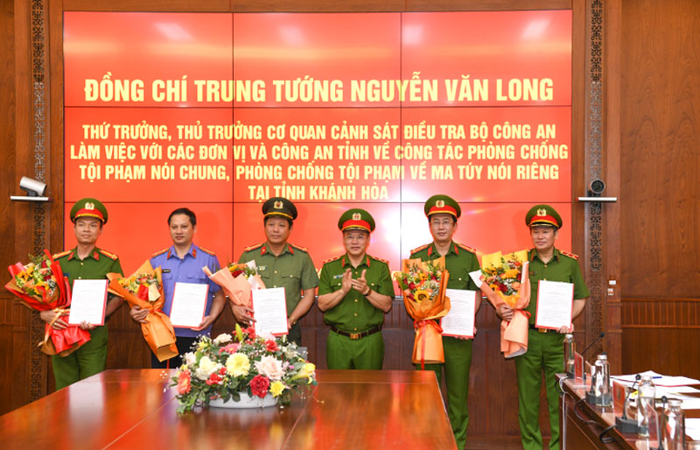 Bộ Công an trao thưởng các đơn vị đấu tranh thành công chuyên án 199Đ, thu giữ 1,4 tấn ketamine. Ảnh: Bộ Công an