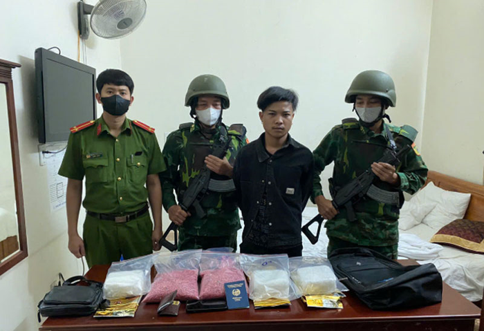 Bộ đội Biên phòng tỉnh Quảng Trị bắt giữ đối tượng người nước ngoài tàng trữ trái phép 3kg ma túy đá và 40.000 viên ma túy tổng hợp (tháng 5-2025). Ảnh: MẠNH HÙNG