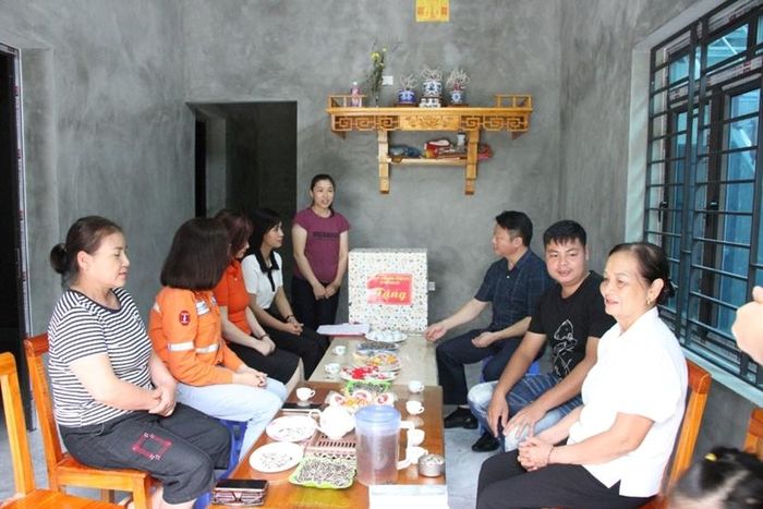  Đại diện gia đình anh Hiệp chia sẻ cảm xúc trong ngày khánh thành nhà mới. (Ảnh: Mai Chi)