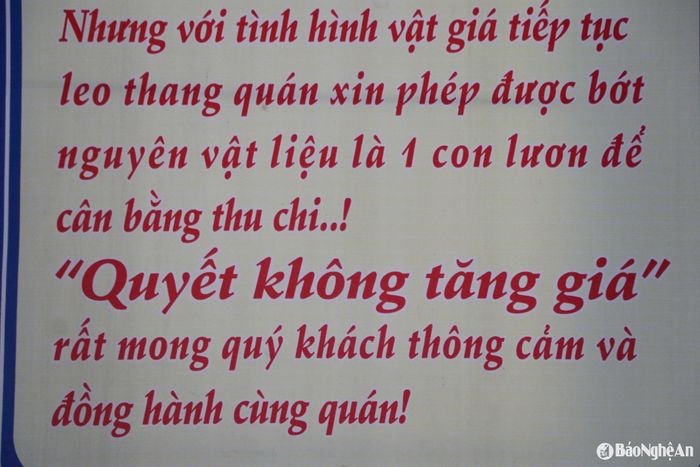 Nhiều quán ăn có giải pháp bớt nguyên liệu để không tăng giá. Ảnh: T.P