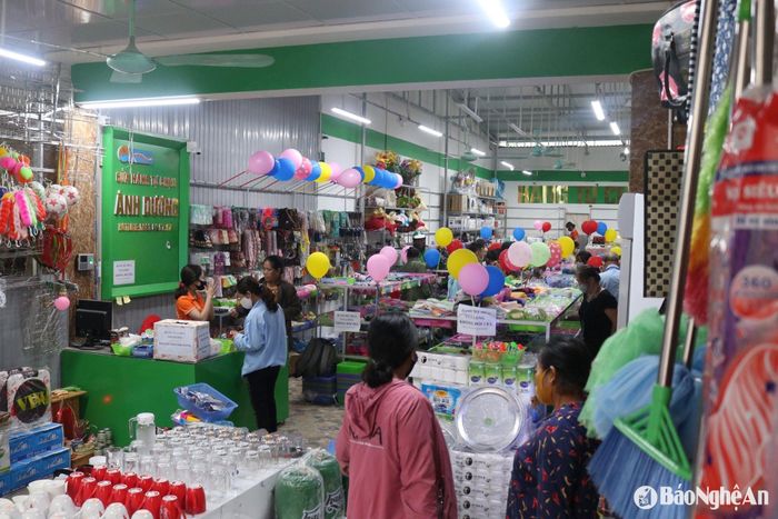 Các mặt hàng thiết yếu đang rục rịch tăng giá, nhiều nhãn hàng đã có thông báo mặt bằng giá mới từ 1/7. Ảnh: T.P