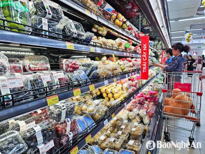 Hiện, các siêu thị đang áp dụng chương trình bình ổn giá cho các nhóm hàng thiết yếu. Ảnh: T.P