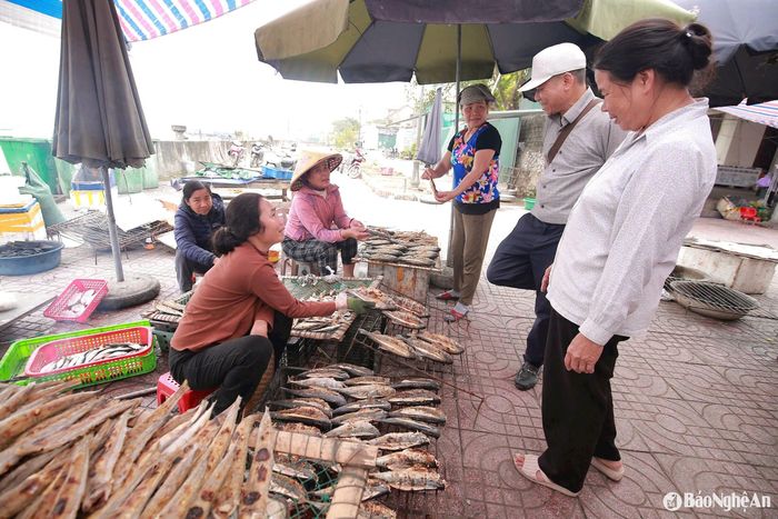 Giá các loại thủy, hải sản cũng tăng mạnh. Ảnh: T.P