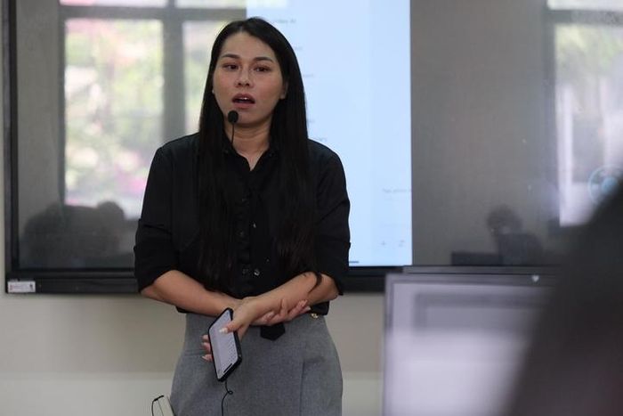 Bà Nguyễn Hằng Trang, Giám đốc Học viện Doanh nhân iViet hướng dẫn về sử dụng trí tuệ nhân tạo hiệu quả đối với cán bộ ngành Công Thương. Ảnh: Lê An