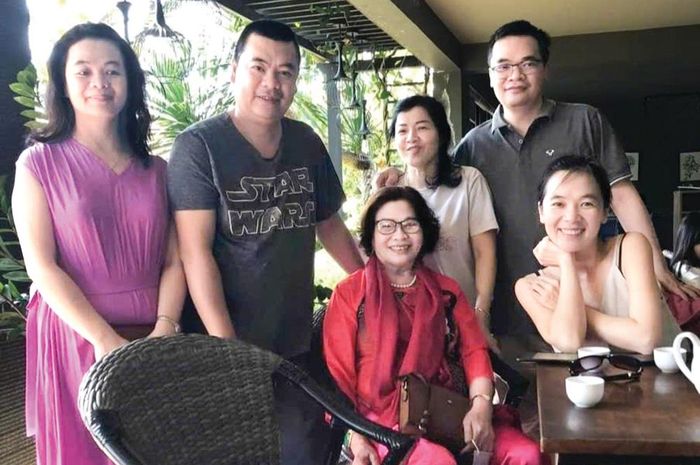 Bà Trần Thị Kim Ngân và 5 đứa con là tiến sĩ, thạc sĩ thành đạt