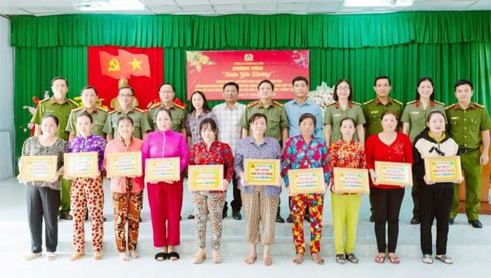 Thành viên CLB “Nữ phòng, chống tội phạm” được trao vốn không hoàn lãi từ mô hình “Vòng tay yêu thương” của Công an Bạc Liêu.