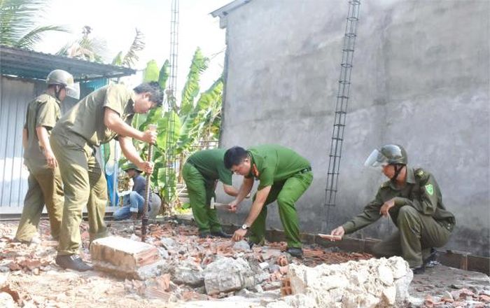 Cán bộ chiến sĩ Công an Bạc Liêu hỗ trợ xây dựng nhà cho người dân.