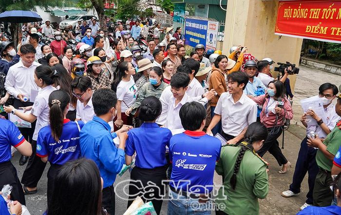 Niềm vui của các thí sinh cùng phụ huynh sau buổi thi môn văn sáng nay tại điểm thi số 2 - Trường THPT Hồ Thị Kỷ. Ảnh: HUỲNH LÂM
