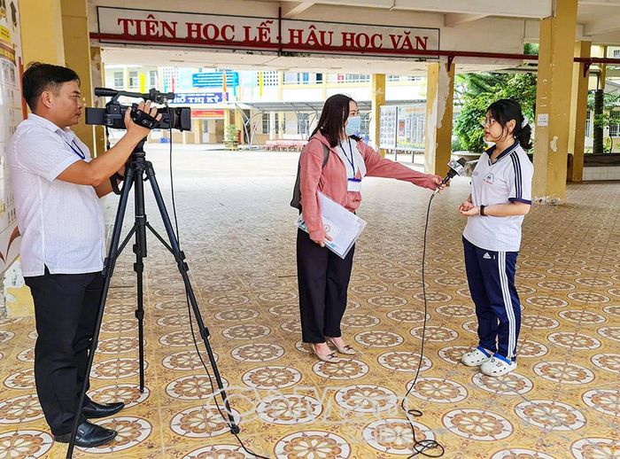 Không chỉ có lực lượng “Tiếp sức mùa thi” nhiệt tình hỗ trợ, không chỉ có cha mẹ lặng lẽ dõi theo từng bước chân con, mà còn có những người lặng thầm ghi lại từng khoảnh khắc mùa thi, đó là đội ngũ phóng viên, nhà báo. Ảnh: HUỲNH LÂM