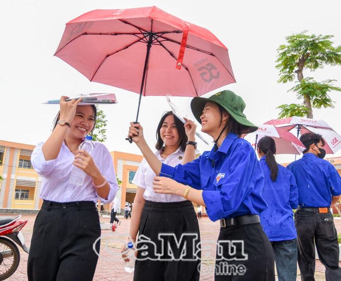 Sự có mặt của các tình nguyện viên thể hiện được ý thức trách nhiệm đối với cộng đồng của tuổi trẻ tại địa phương. Ảnh: VĂN ĐUM