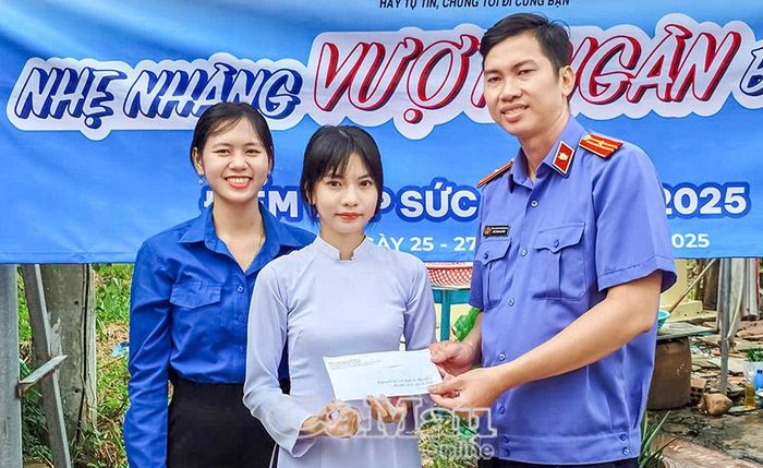 Đại diện Đoàn TNCS Hồ Chí Minh các cơ quan Đảng tỉnh Cà Mau tặng quà hỗ trợ thí sinh Nguyễn Thị Ngọc Diễm, học sinh 12C11 Trường THPT Tắc Vân mồ côi cha lẫn mẹ. Ảnh: HUỲNH LÂM