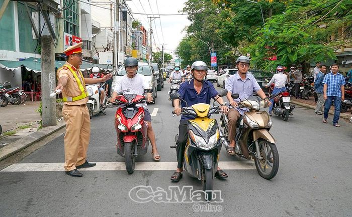 Tại các tuyến đường luôn có lực lượng CSGT làm nhiệm vụ đảm bảo an toàn giao thông cho các thí sinh dự thi. Ảnh: HUỲNH LÂM