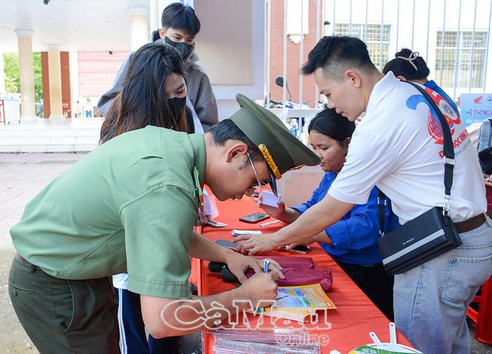 Lực lượng thanh niên tình nguyện Công an tỉnh phối hợp cùng các đơn vị thanh niên tình nguyện hỗ trợ thí sinh cất giữ tư trang trong thời gian thí sinh tham gia thi. Ảnh: QUỲNH ANH