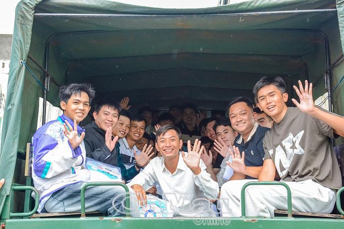 Niềm vui của các chiến sĩ tham gia nghĩa vụ Công an dự thi tại điểm thi 04 - Trường THPT Nguyễn Việt Khái được đơn vị bố trí xe đưa rước. Ảnh: QUỲNH ANH