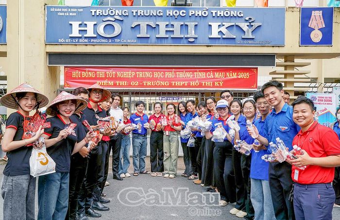 Trong lúc các em chuẩn bị hết giờ thì, bên ngoài lực lượng tình nguyên viên chuẩn sẵn sàng thức ăn và nhu yếu phẩm phục vụ cho các em có sức khỏe để tiếp tục cho buổi thi chiều nay. Ảnh: HUỲNH LÂM
