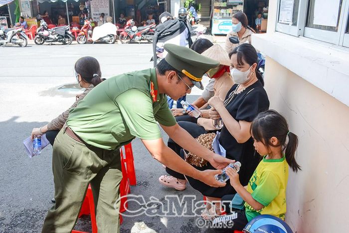 Tại mỗi điểm thi, lực lượng thanh niên tình nguyện Công an trực tại cổng trường và hỗ trợ người nhà thí sinh. Ảnh: QUỲNH ANH