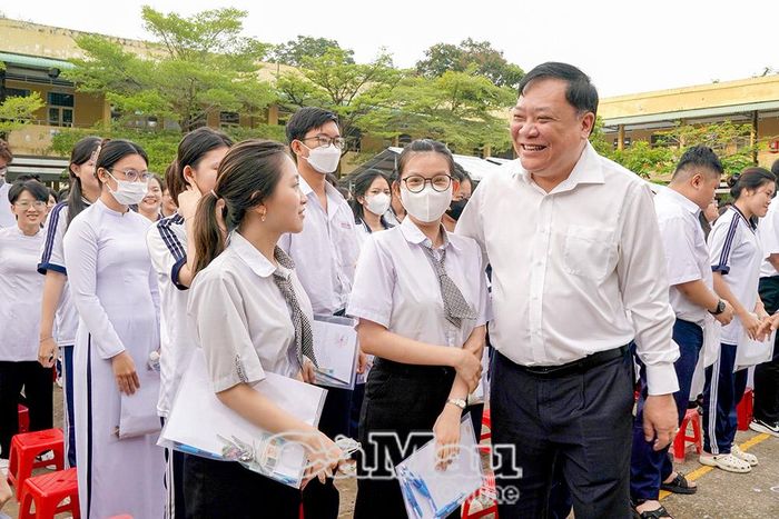 Phó Bí thư Tỉnh uỷ, Chủ tịch UBND tỉnh Cà Mau Phạm Thành Ngại dự khai mạc tại điểm thi số 2 -Trường THPT Hồ Thị Kỷ và chúc các thí sinh làm bài tốt.