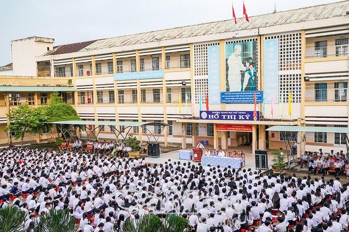 Lễ Khai mạc Kỳ thi tốt nghiệp THPT năm 2025 tại điểm thi số 2 - Trường THPT Hồ Thị Kỷ. Ảnh: HUỲNH LÂM