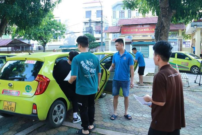  Trường THPT DTNT tỉnh Lạng Sơn bố trí xe đưa học trò đến điểm thi. 