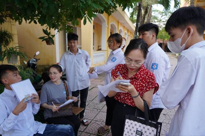  Nhiều giáo viên chủ nhiệm đã tới điểm thi điểm danh để không thí sinh nào bị… “bỏ quên”. 