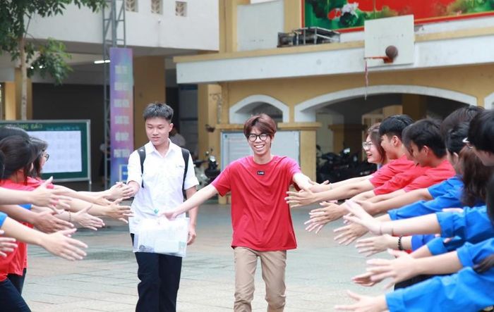  Thí sinh tại điểm thi Trường THPT Trần Nhân Tông (Hà Nội) rời phòng thi với gương mặt rạng ngời. 