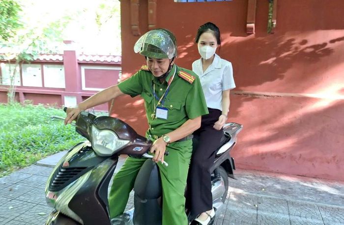  Nữ thí sinh bị nhầm điểm thi tại Trường THPT chuyên Quốc Học - Huế, được Công an chở qua điểm thi Trường THPT Hai Bà Trưng khi giờ phát đề cận kề. 