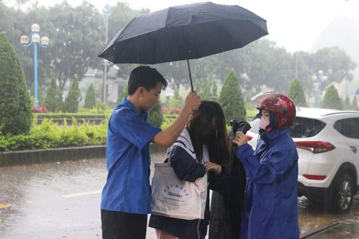  Thanh niên tình nguyện hỗ trợ thí sinh vào điểm thi tại Lai Châu. 