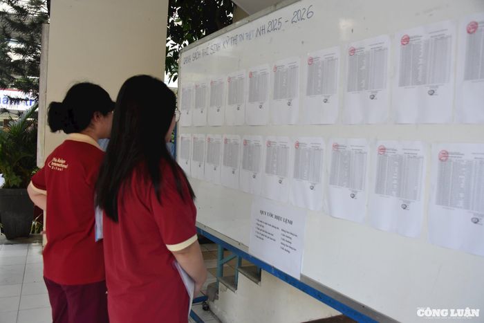 Thí sinh xem lại danh sách dự thi.