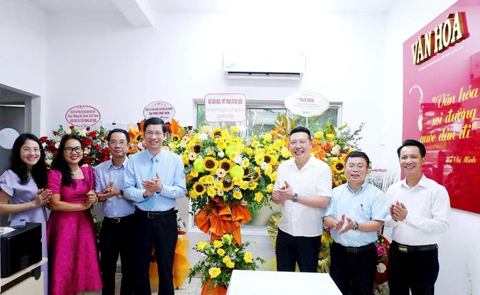 Thứ trưởng Bộ VHTTDL Hồ An Phong chúc mừng báo Văn hóa nhân kỷ niệm 100 năm Ngày Báo chí CMVN (nhà báo Nguyễn Anh Vũ thứ ba từ bên phải sang).