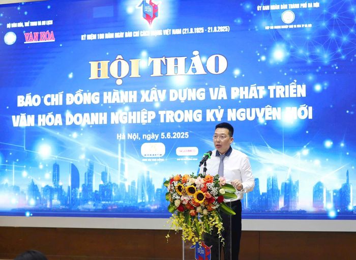 Nhà báo Nguyễn Anh Vũ- Tổng Biên tập báo Văn hóa phát biểu tại Hội thảo Báo chí đồng hành xây dựng và phát triển văn hóa doanh nghiệp trong kỷ nguyên mới.
