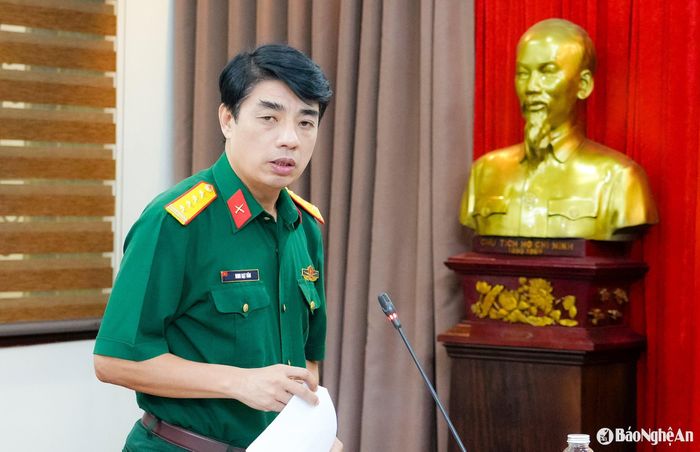 Đồng chí Đại tá Đinh Bạt Văn - Chỉ huy trưởng Bộ Chỉ huy Quân sự tỉnh phát biểu tại hội nghị. Ảnh: Phạm Bằng