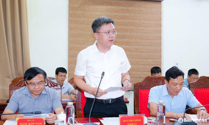 Đồng chí Võ Minh Thế - Phó Trưởng ban Nội chính Tỉnh ủy báo cáo đánh giá tình hình tháng 6, dự kiến tình hình trọng tâm tháng 7/2025. Ảnh: Phạm Bằng