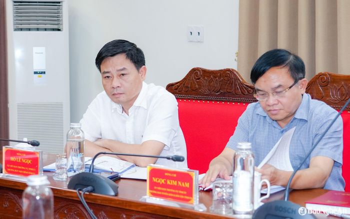 Các đồng chí: Hồ Lê Ngọc - Ủy viên Ban Thường vụ, Trưởng ban Nội chính Tỉnh ủy; Ngọc Kim Nam - Ủy viên Ban Thường vụ, Trưởng ban Tuyên giáo và Dân vận Tỉnh ủy tham dự hội nghị. Ảnh: Phạm Bằng