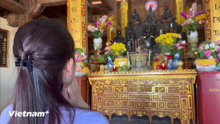  Chị Phạm Thị Nhung, Kiều bào Malaysia, thăm viếng tại chùa khi đến quần đảo Trường Sa. (Ảnh: Huy Khánh/Vietnam+) 