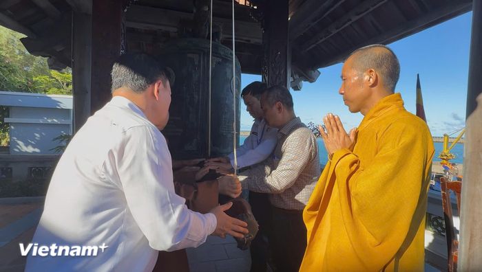 Đoàn công tác trên "Chuyến tàu Đại đoàn kết" thỉnh chuông khi đến chùa Đá Tây A. (Ảnh: Huy Khánh/Vietnam+) 