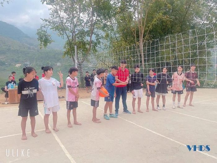 Trường PTDT Bán trú THCS Trung Lý (Mường Lát) tổ chức cho học sinh thi bóng chuyền.