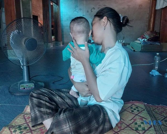 L.T.M. làm mẹ khi mới 15 tuổi.