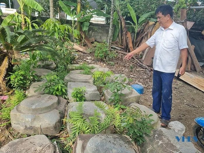Ở góc đình Trung còn lưu giữ nhiều đá tảng (phiến đá kê chân cột) được cho là đá kê cột đình thờ Nghị quận công Nguyễn Duy Nhất.
