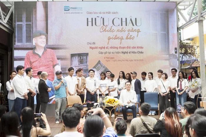 Học trò đến chung vui cùng nghệ sĩ Hữu Châu