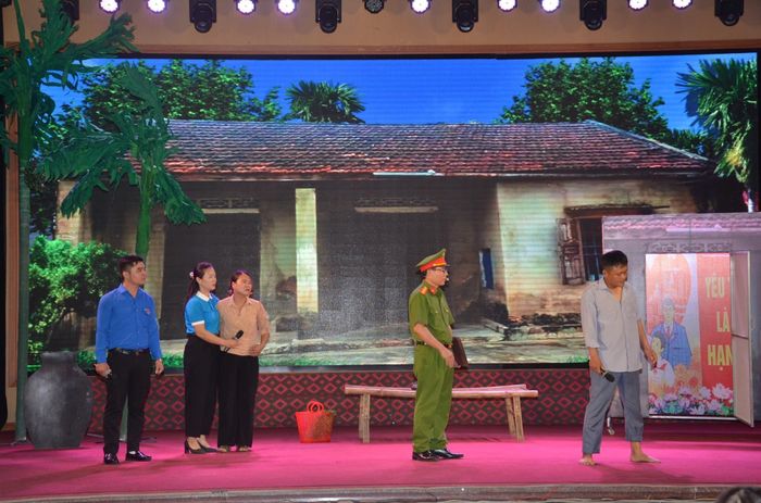 Một tiểu phẩm tuyên truyền phòng chống bạo lực gia đình. Ảnh: Minh Quân