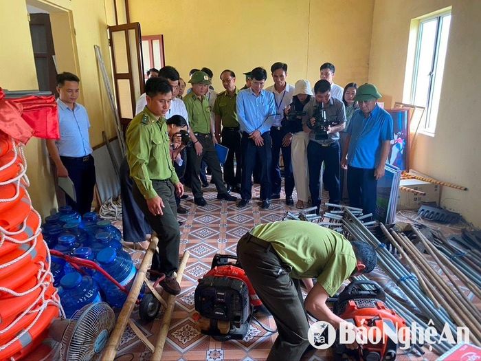 Đoàn công tác của tỉnh kiểm tra dụng cụ chữa cháy tại thị xã Hoàng Mai. Ảnh: Văn Trường